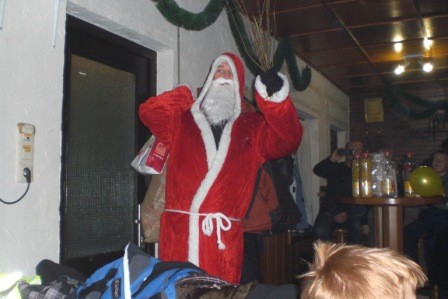 Knecht Ruprecht kommt zur Bescherung bei der G- Jugend- Weihnachtsfeier im Sportheim des FSV- Schröck