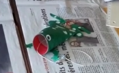 Vidéo vous expliquant comment réaliser un bilboquet-grenouille à partir d'un rouleau vide de papier WC. (cliquer ici)