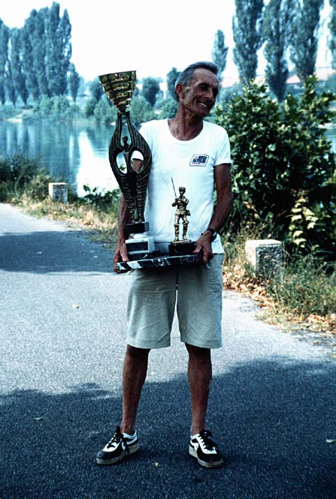  1985   Libero Raglio con trofeo a Peschiera