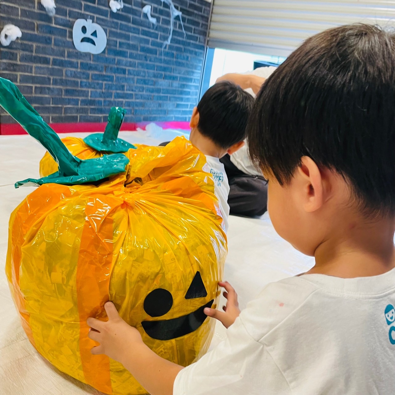 10/18(土)大人気イベント『ぐちゃぐちゃ遊び』ハロウィンをテーマに新聞紙遊びを楽しもう！