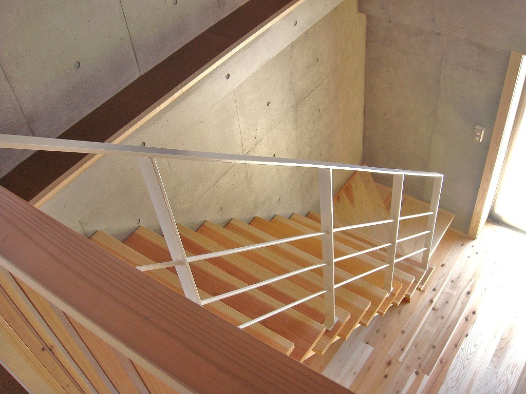 リビング階段（ベビーガード取付可能）、（化学物質を徹底排除）
