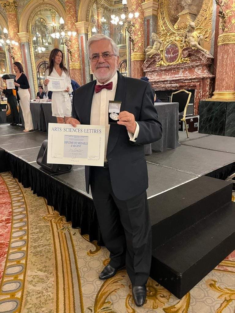 José Veiga Freire com o Diploma e Medalha de Prata