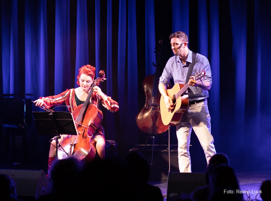 Cello-Spielerin Stefanie John auf der Bühne mit dem Singer Songwriter David Blair (bekannt aus Voice of Germany Staffel 2017) | Berlin based cello player Stefanie john on stage with singer songwriter David Blair at concert #cellocrossing