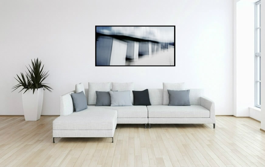 Cette photographie de Frank Uhlig réequilbre les volumes de cette pièce et s'accorde à la perfection avec les tons gris du canapé du salon, pour un résultat graphique et moderne.