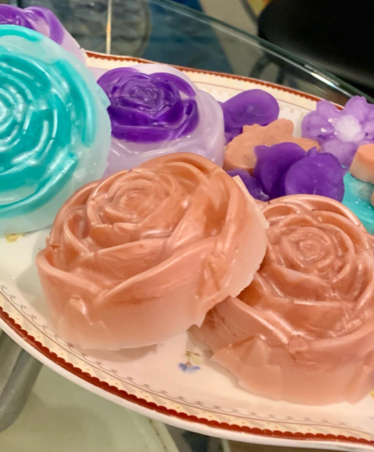 薔薇のモールドで作る宝石石鹸🌹