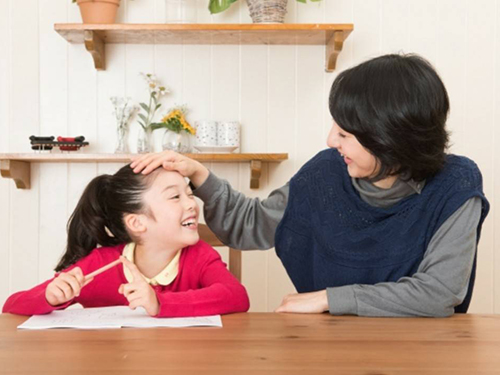 親にほめられる子供