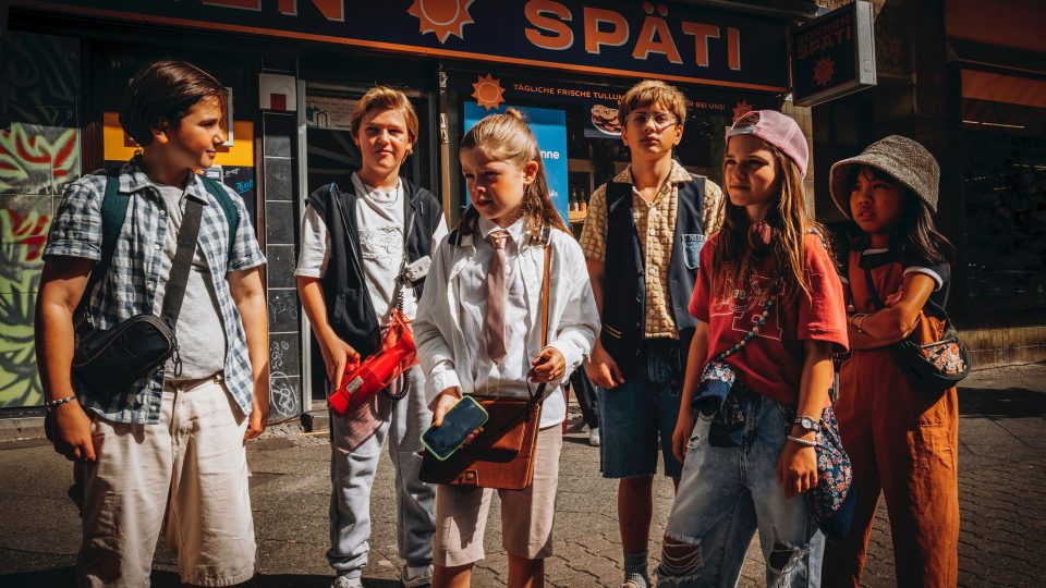 © Warner Bros. Film Productions Germany/ UFA Fiction/ UFA Mitte/ Xiomara Bender - Emil und die Detektive werden gespielt von Kilian Kasa, Camille Moltzen, Bela Louis Plass, Nicholas Jonah Peter, Lara Toni Lüdders und Ai Vy Bui
