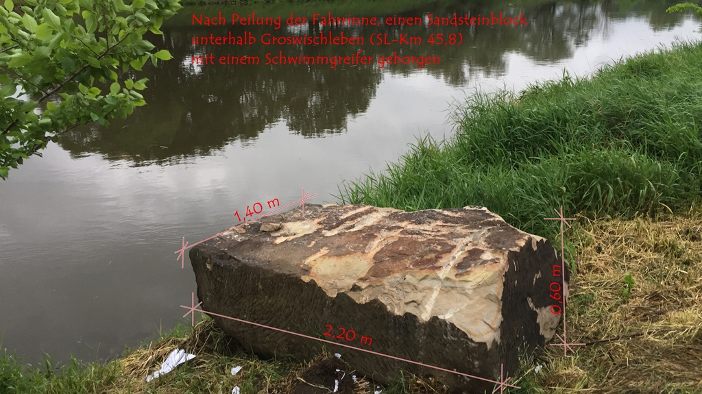 Geborgener Felsblock aus der Saale in Großwirschleben durch das WSA