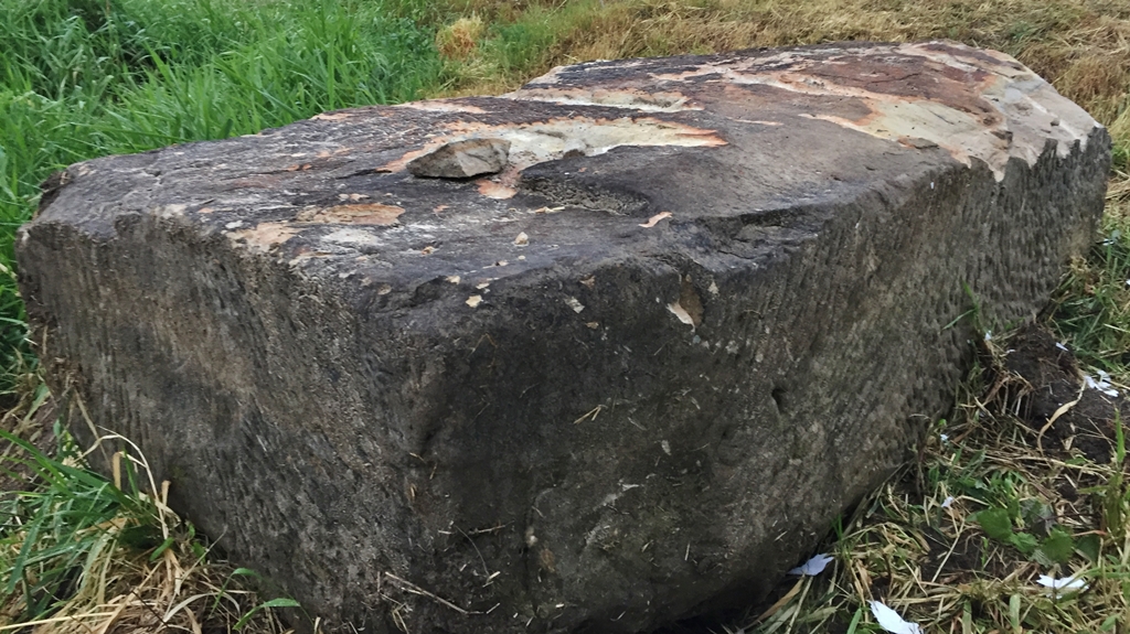 Geborgener Felsblock aus der Saale in Großwirschleben durch das WSA
