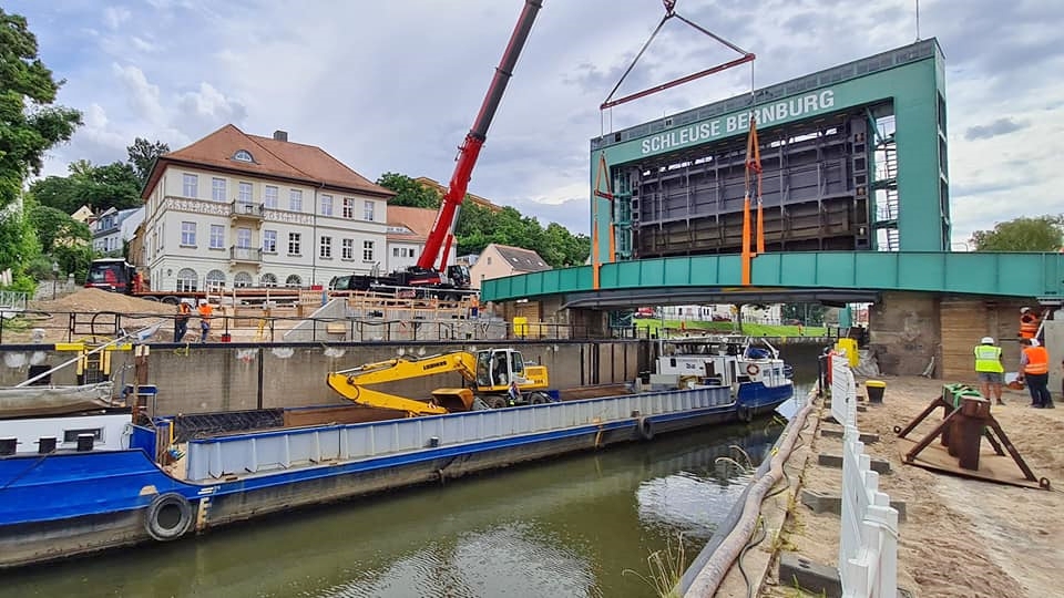 Einhub der Medienbrücke Schleuse Bernburg erfolgt