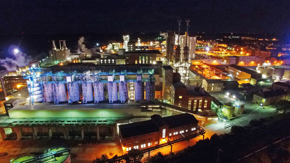 Foto: (Solvay Chemicals GmbH) Arial view of Bernburg Plant at night, Germany
