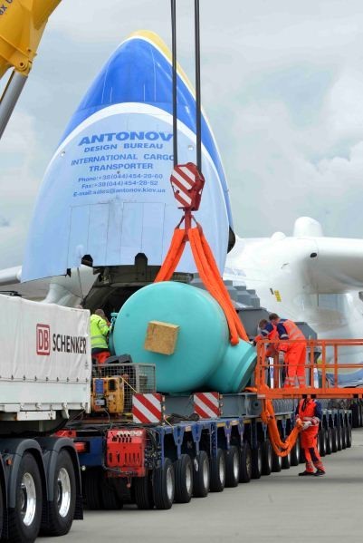Transport der Schwerlast vom Lkw ins Flugzeug.