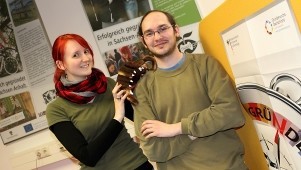 Bildunterschrift: Sie machen ihr Hobby zum Beruf: Maria Manneck und Enrico Gebert entwickeln digitale Spiele und gehören zum Gründerteam von „Silver Seed Games“ aus Magdeburg (Foto: IMG / Kathrain Graubaum).