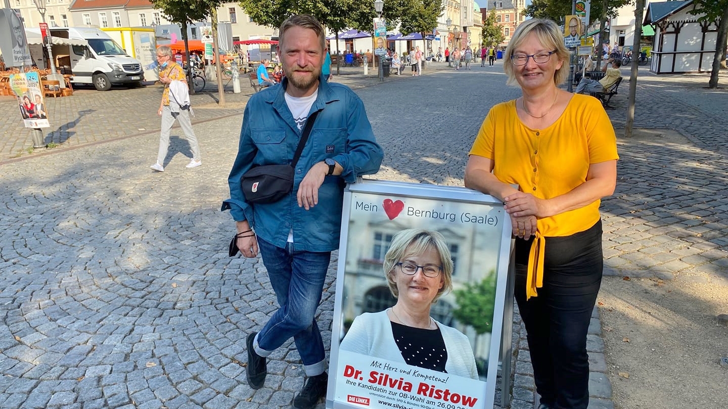 Jan Korte gratuliert Dr. Silvia Ristow zur erfolgreichen OB-Wahl in  Bernburg