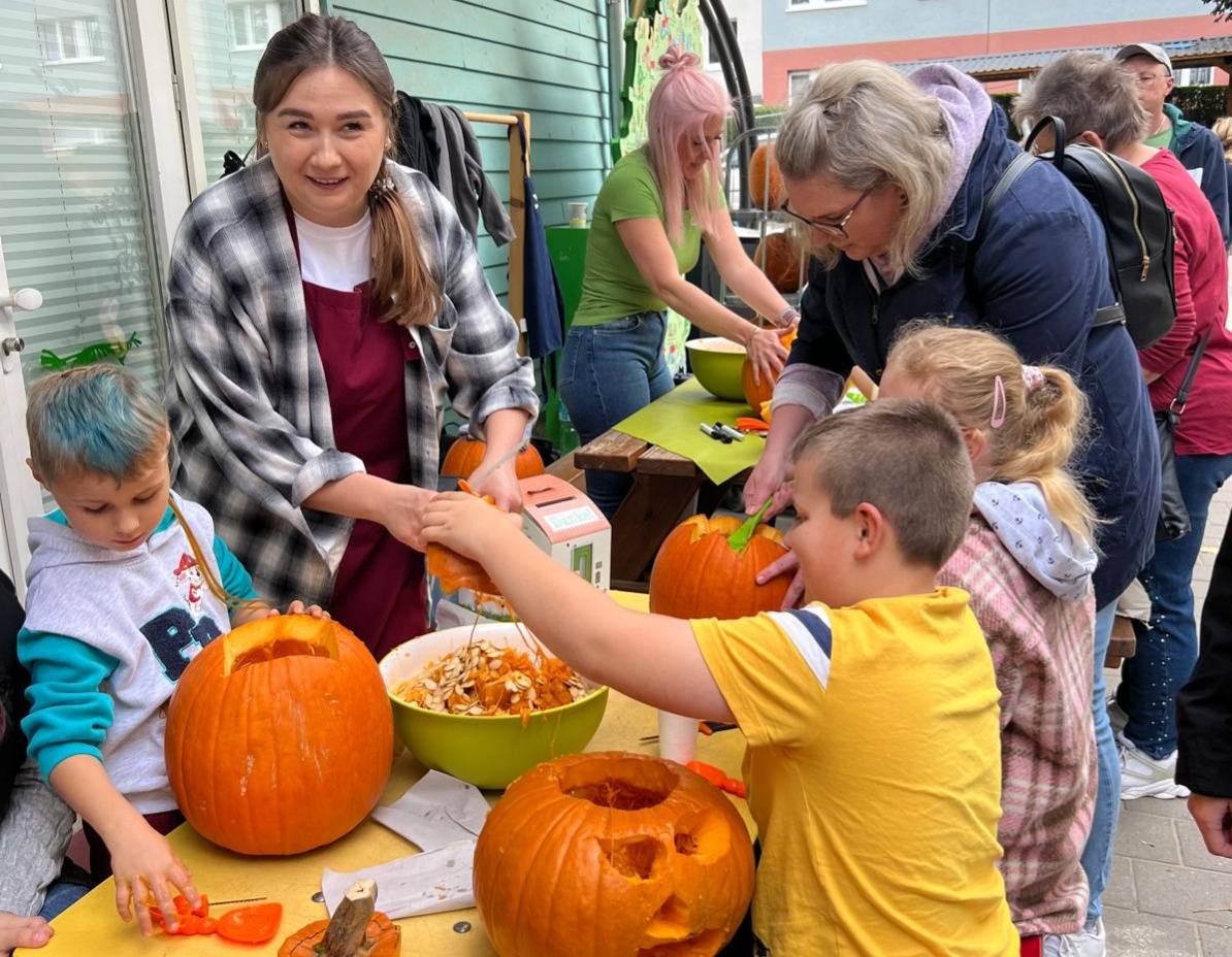 Kinder feierten schauriges Herbstfest mit Lampionumzug durch die Talstadt