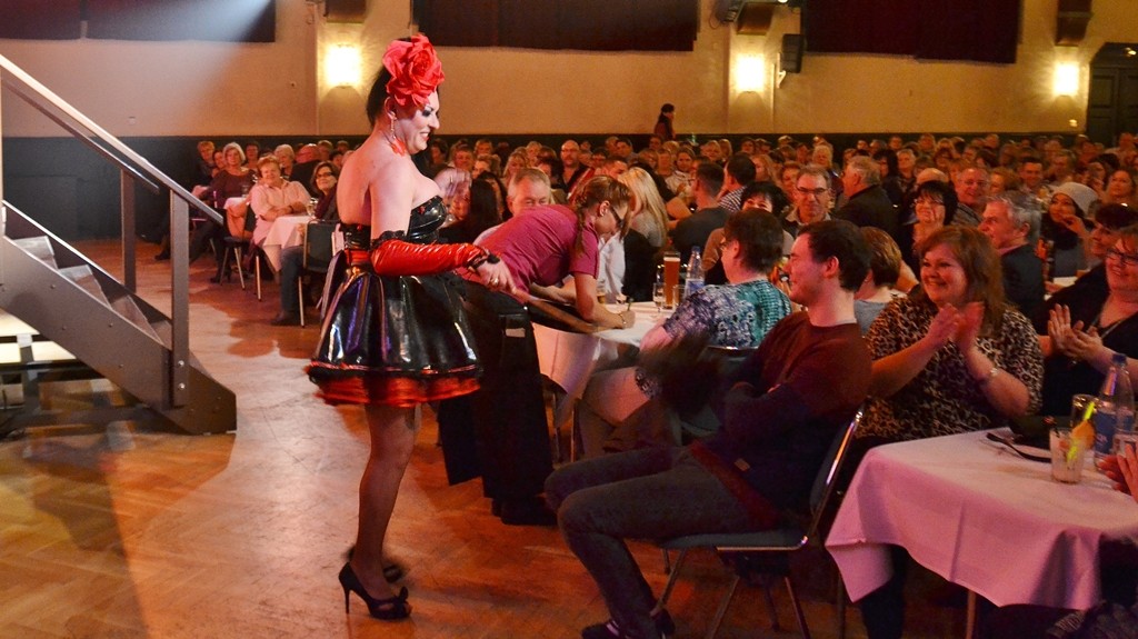  Hunderte begeistert vom Zauber der Travestie - BBGLIVE 