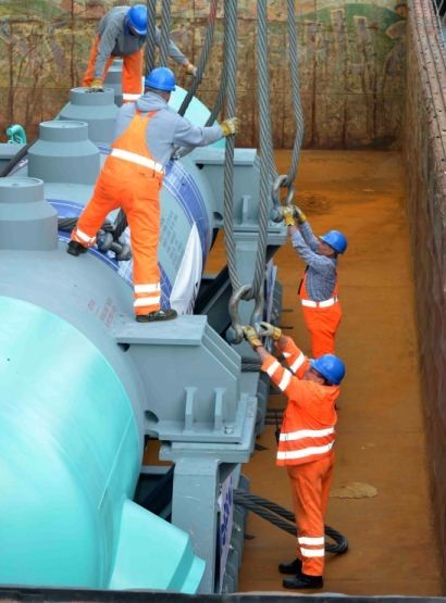 Schiffsentladung im Hafen Aken