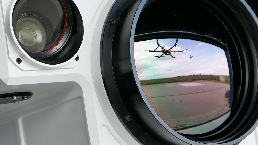 Das mobile Detektionssystem erkennt Drohnen frühzeitig. Auch eine Positionsbestimmung ist mit einem Gerät wie diesem möglich. Bild: Credit: © DLR. Alle Rechte vorbehalten