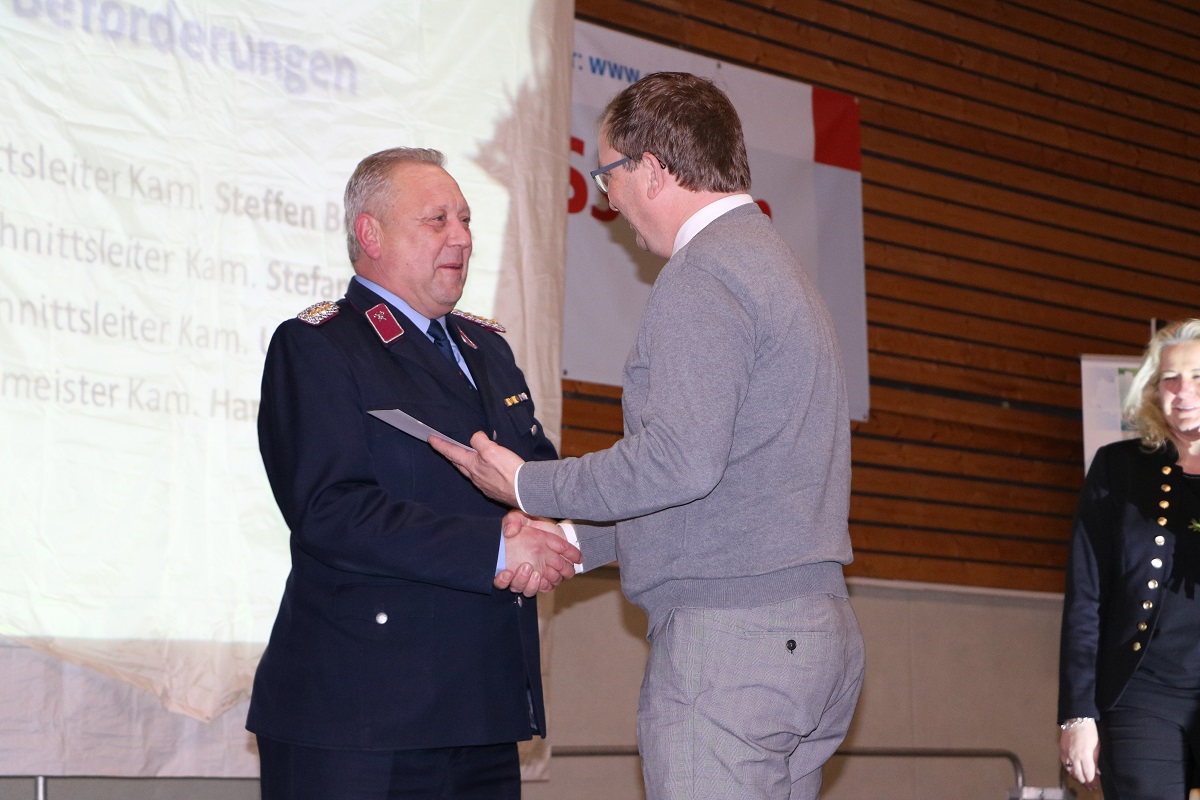 Landrat Markus Bauer befördert Hans Ulrich Robitsch zum Oberbrandinspektor.