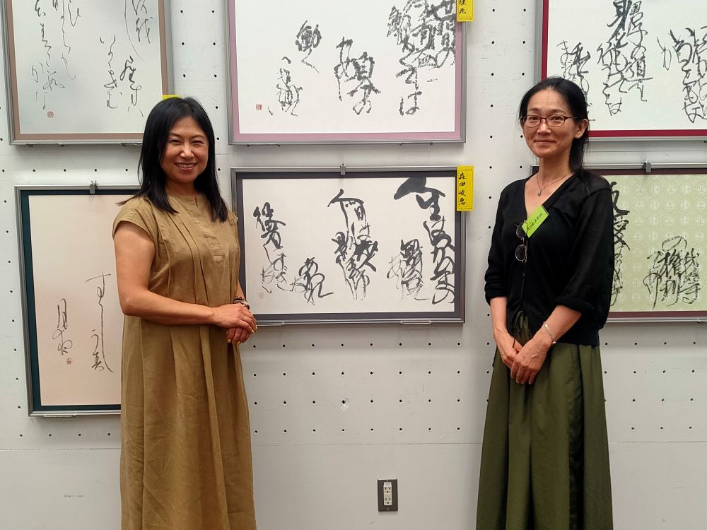 ブリスベン教室小島先生のお弟子さん 鑑査員 Kさん（左）