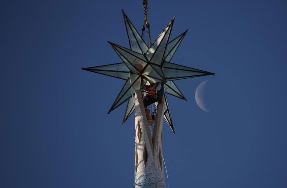 Саграда Фамилия в Барселоне: сегодня на башне Девы Марии зажжется звезда