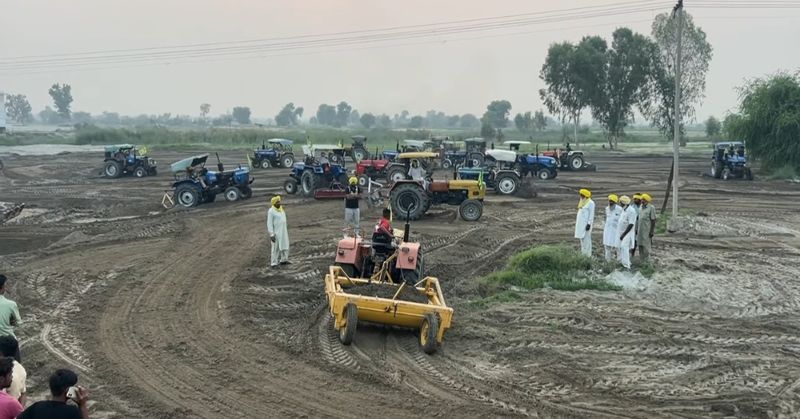 Landwirte ebnen die von Überschwemmungen betroffenen Felder im Dorf Teja Ruhela im Bezirk Fazilka. Foto: Tribune
