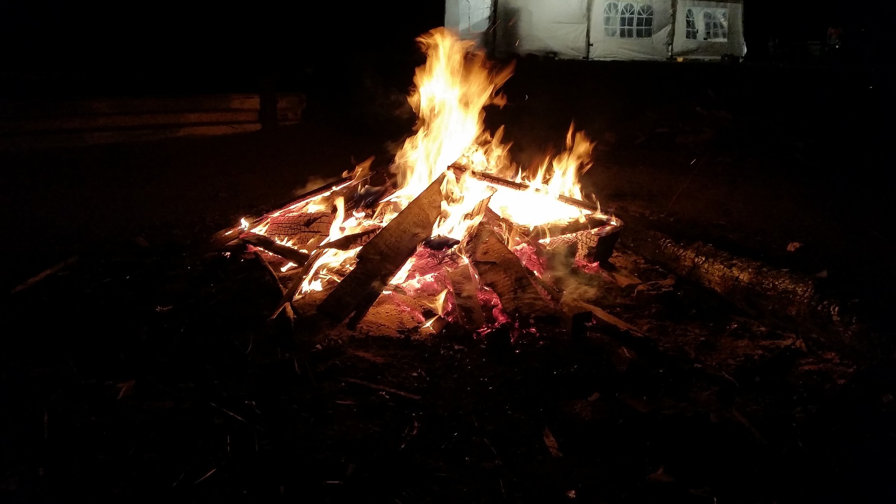 Am ersten Abend am Lagerfeuer zu sitzen war schon etwas tolles die Temperaturen waren sehr kühl und wir waren auch nicht alleine dort ^^