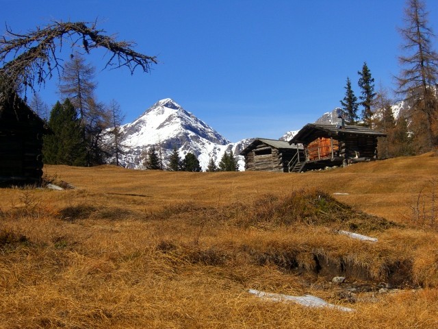 Herbstwanderung im Vinschgau im Dreiländereck. Blick Richtung Engadin in der Schweiz.