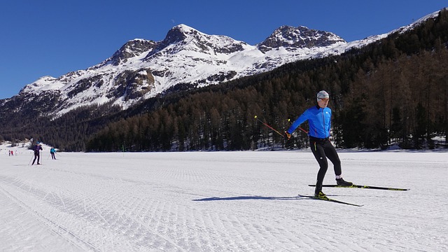 Langlaufen entlang am gefrorenen Reschensee am Reschenpass