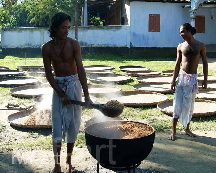 Mönche bei Reiszubereitung, Majuli