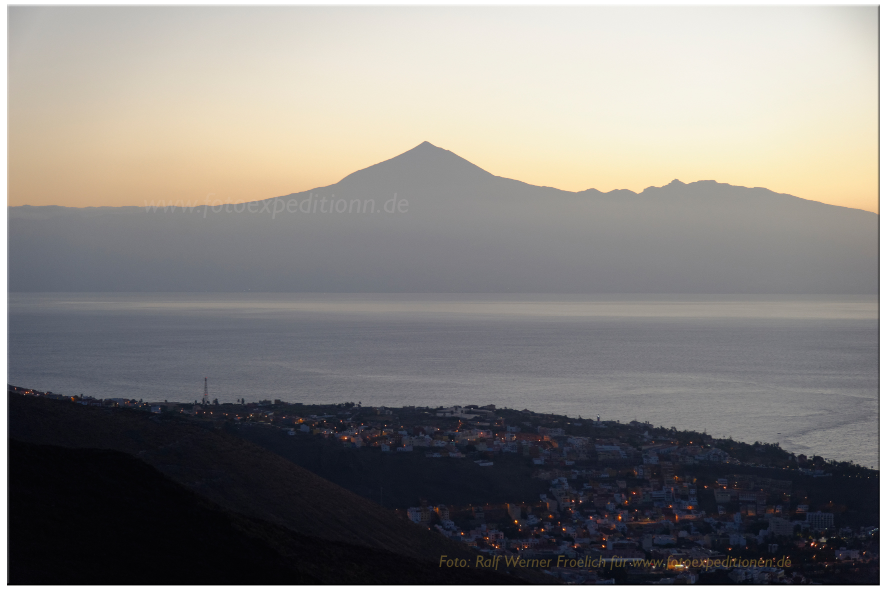 El Teide von Gomera aus gesehen, im Vordergrund San Sebastian