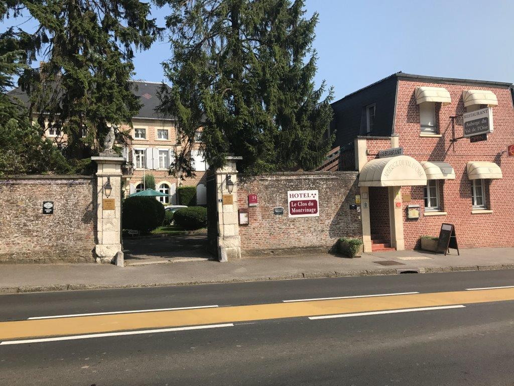 Entrée de l'hôtel et du restaurant Le Clos du Montvinage