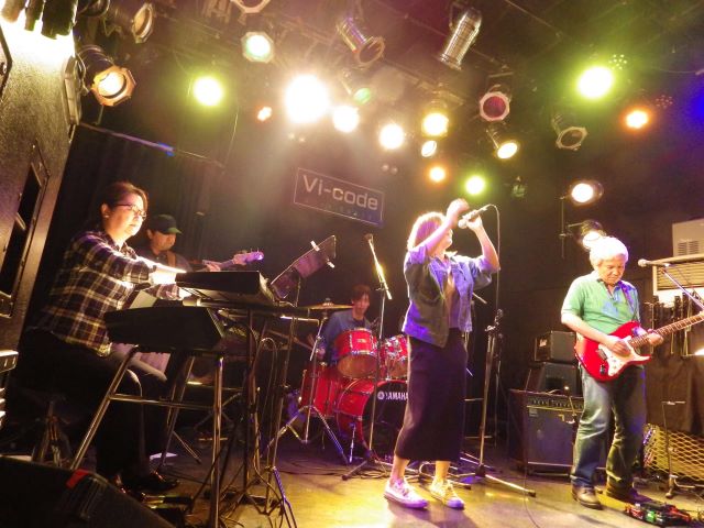 社会人バンドサークル「ケイオンR40」にてライブハウスでの演奏