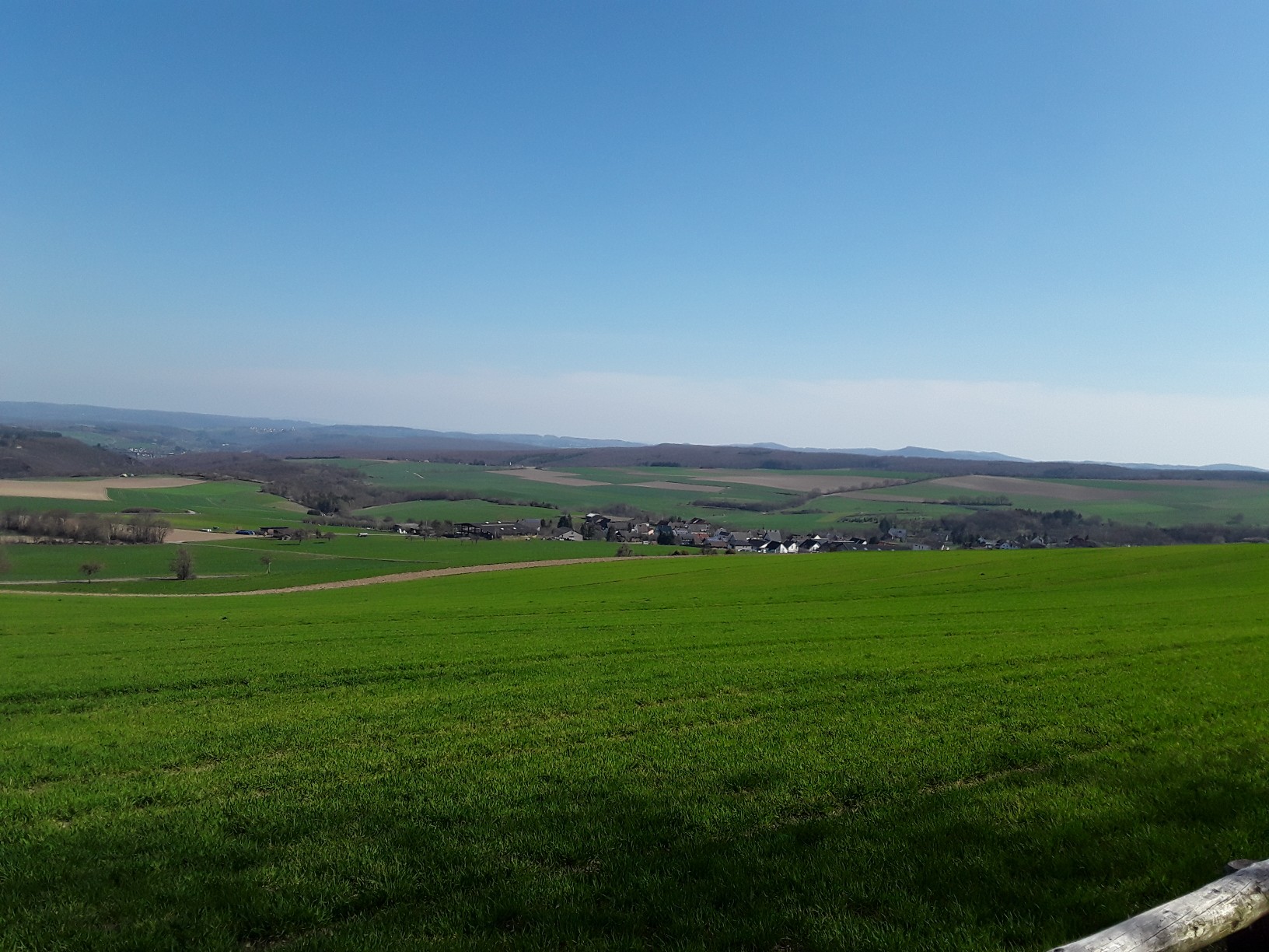 "dieEifel erfahren" S 30Das Dorf Dedenbach, versteckt im Tal.