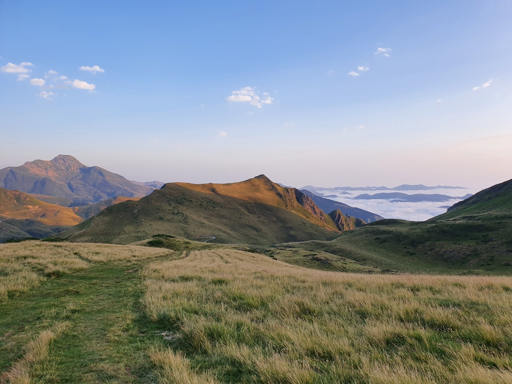 früher Start am Morgen mit Nebel im Tal