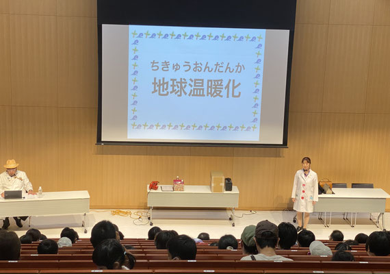 前半は、スライドを使った環境問題の講義