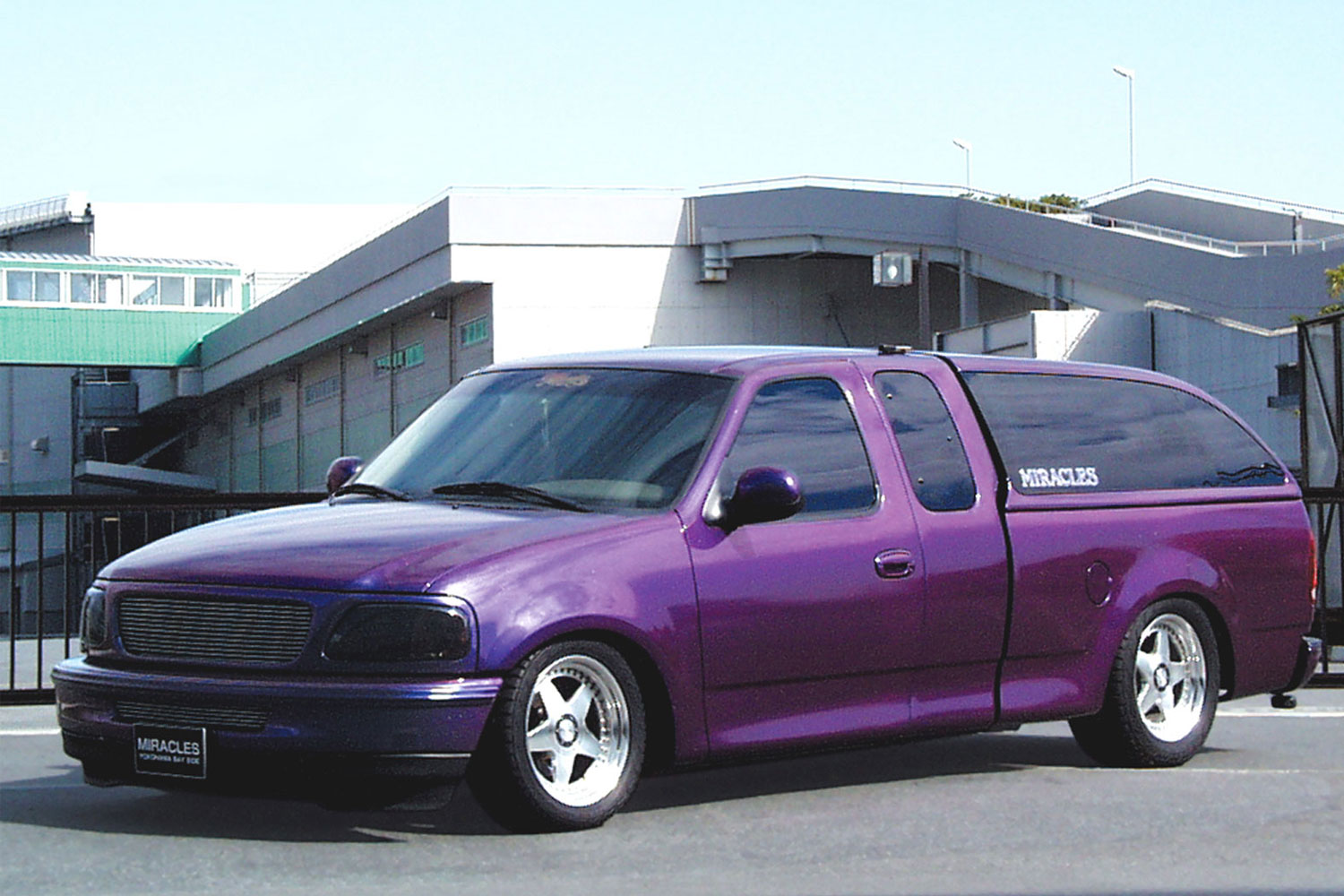 シェルとエアサスを装着してマジョーラアメジストでカスタムペイントしたフォードF150