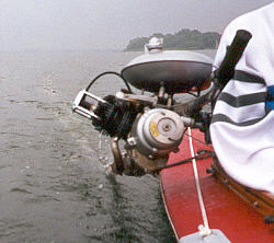 Seitenbordmotor in Aktion