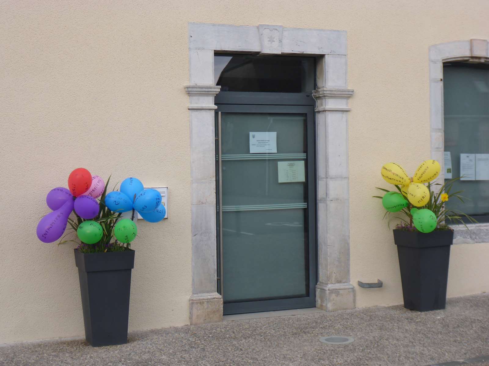 La Mairie soutien nos "HÉROS"... avec des ballons... qui ont eu un "choc atmosphérique"... ils ont explosé !  sniff...