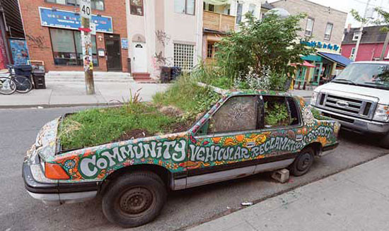 トロントのThe Community Vehicular Reclamation Projectで、車を菜園に変えて、歩行者と植物の為に街路を取り戻す試み。