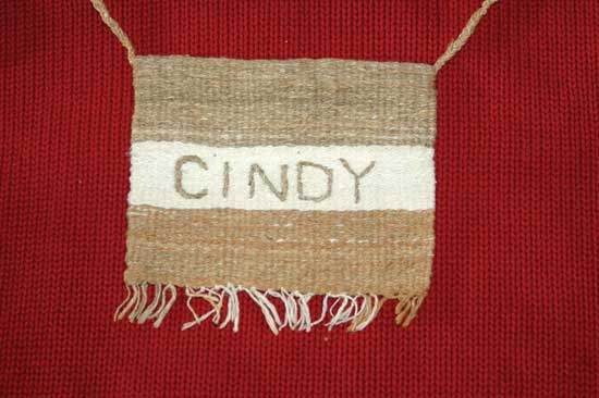 シンディーの現在ある数色によって織られたネーム・タグ。Photo by Cindy Conner