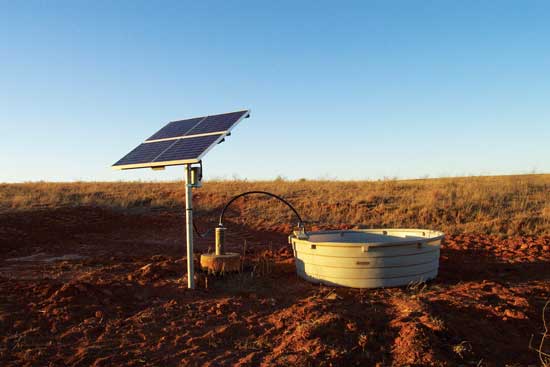 ソーラーポンプは僻地の牧草地に水を供給する選択肢として良い。Photo courtesy Solar Power and Pump Co.