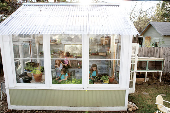裏庭の手製のグリーンハウスとウサギ小屋は狭い敷地で野菜と肉を作るのに重宝。