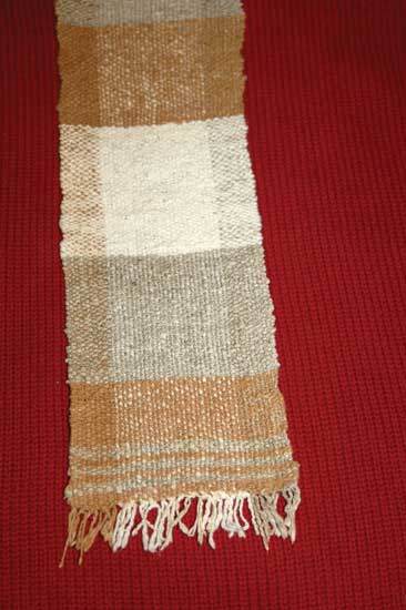 最初の収穫で得た繊維で織り上げたスカーフ。Photo by Cindy Conner