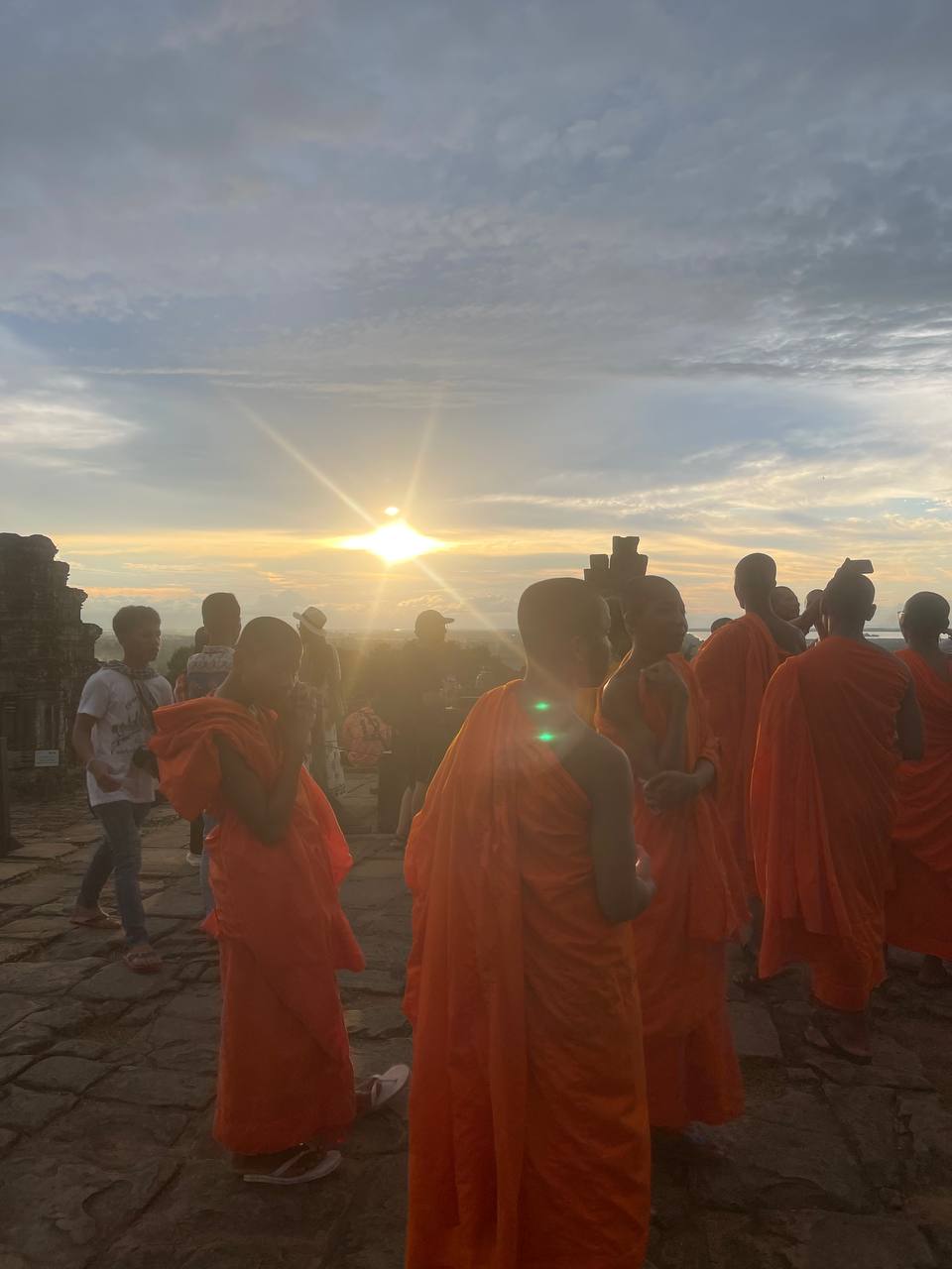 プノンバケン寺院は、シェムリアップの中でも夕日鑑賞です。