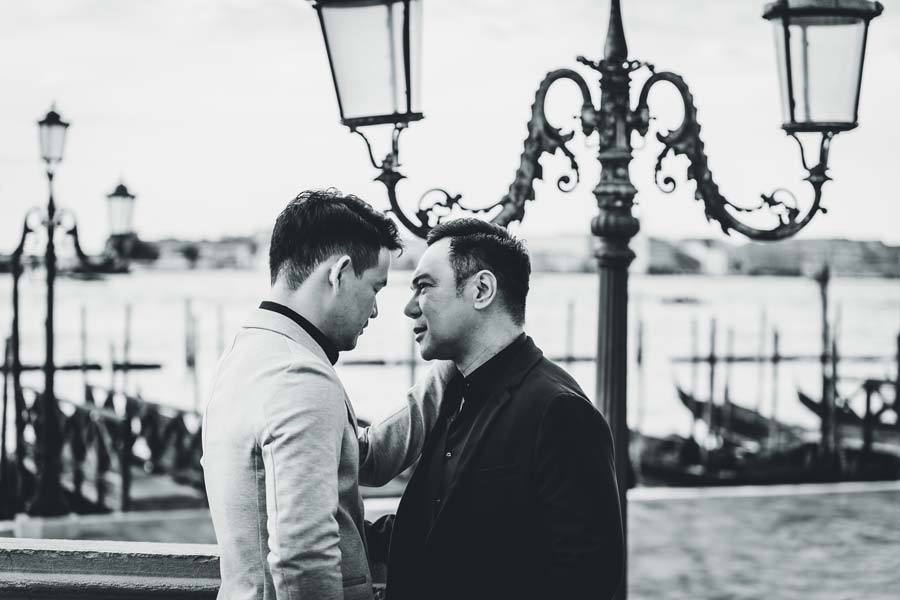 Emotional moment between gay partners captured in Venice’s soft morning light