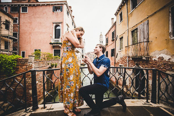 An incredible Surprise proposal on "Ponte Drio la Pietà"