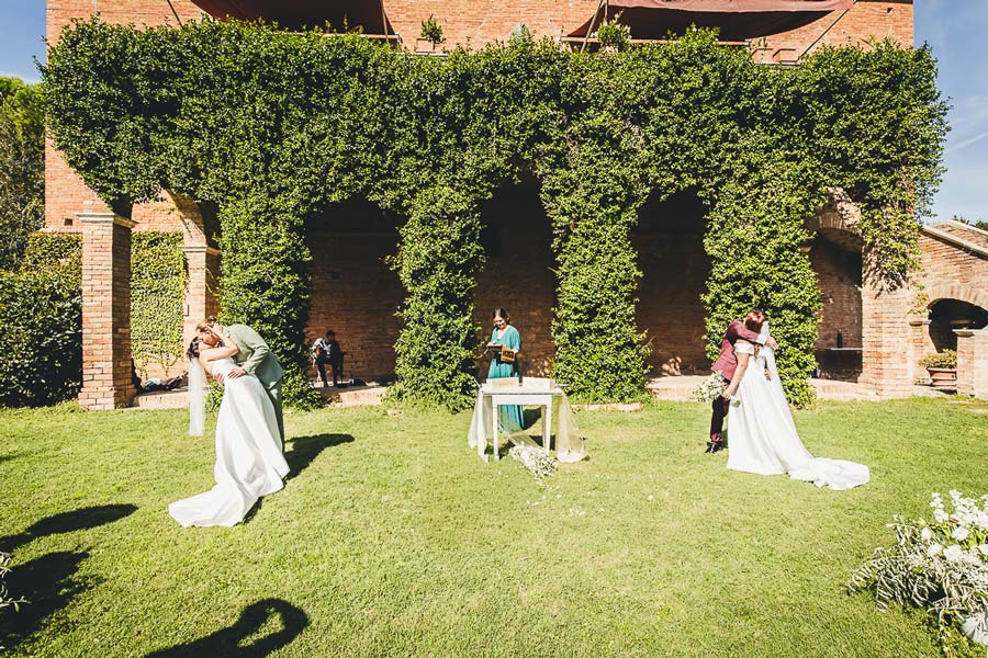 Wedding photographer Italy capturing spontaneous laughter during a double wedding reception