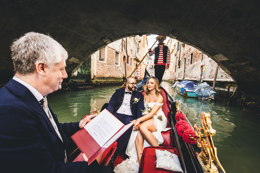 Wedding-Ceremony-on-a-Gondola-in-Venice
