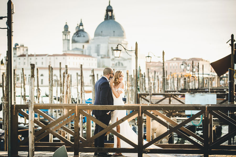 Wedding-Photographer-on-a-Gondola-in-Venice